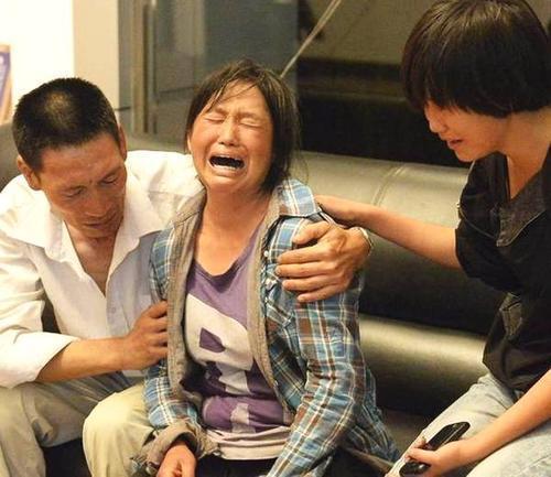 宝宝脚上有大水泡,宝宝脚上有水泡很痒