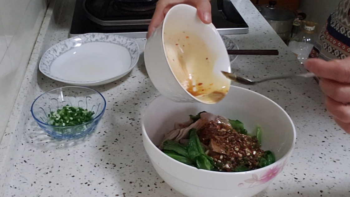 瘦肉别再炒着吃，换种新做法，凉拌肉片爽口嫩滑，吃起来太过瘾了