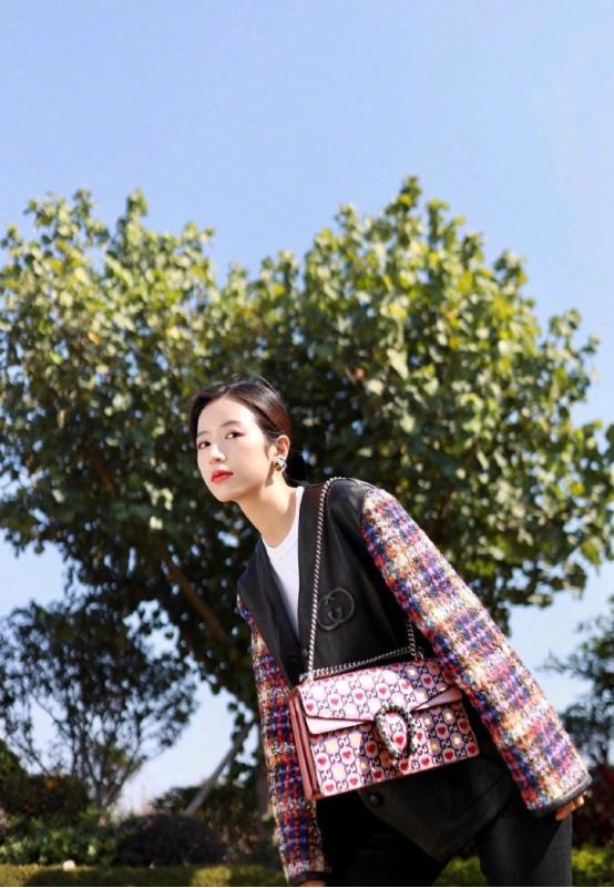 周雨彤寒武纪皮衣,周雨彤庄洁穿搭皮衣