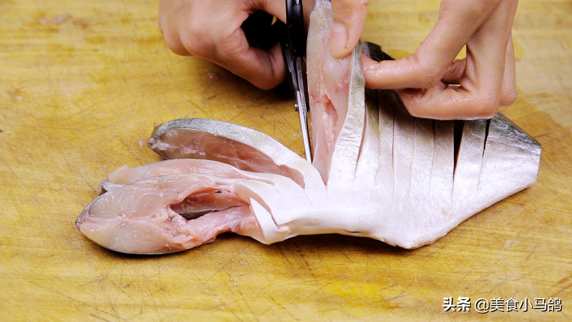 继续清理年货库存,教你做一道颜值爆表的清蒸鱼,晒朋友圈后火了