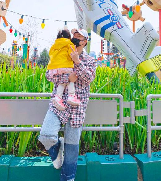 张子萱挺孕肚逛街,张子萱以前怀过孕吗