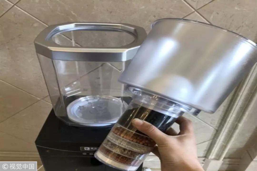 饮水机桶脏了怎么清洗才能干净,饮水机放出来的水脏了该怎么办