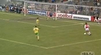 “球圣”的5大神技：飞翔的荷兰人为足球插上艺术的翅膀