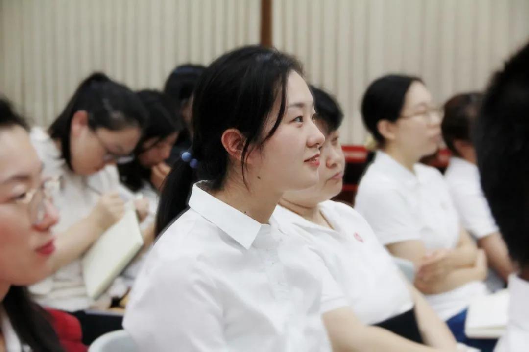 我的教育故事师德师风演讲比赛,我和学生共成长师德师风演讲视频