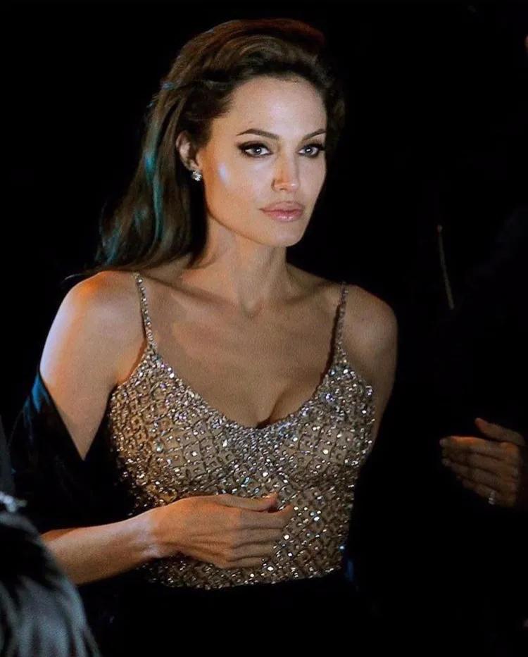 肩宽的人怎么穿才好看,肩宽的女生怎么穿好看