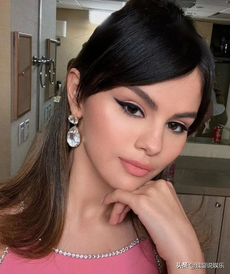 讲真的｜戚薇钟楚曦跳槽做美妆博主，你看谁更行？