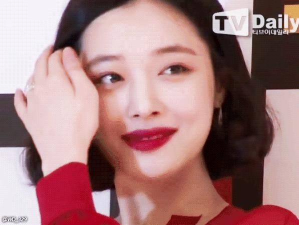 泫雅巅峰时期黑发红唇,泫雅深绿色