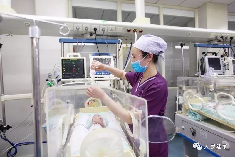 仅900克的巴掌宝宝出院,体重仅900克的巴掌宝宝被成功救治