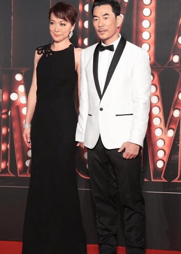 终于见到小齐哥秀恩爱了，带老婆参加活动，网友：自然脸好真实