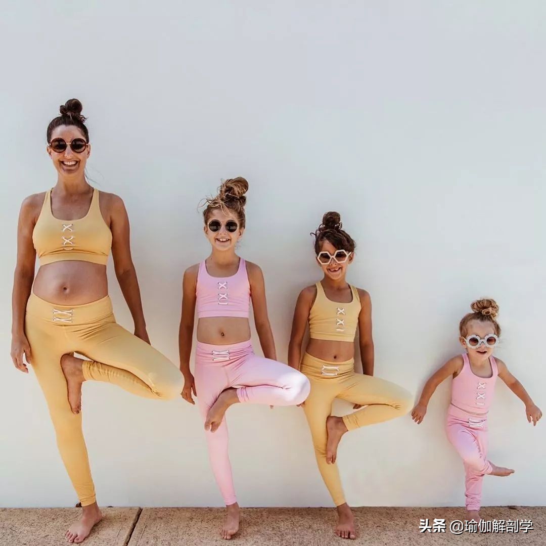 跟妈妈一起练瑜伽的女孩长大了,妈妈教女儿一起练瑜伽