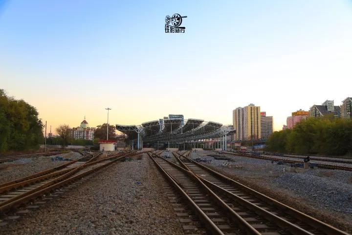 行人车辆请注意火车就要来了,行人车辆请注意火车来了不要抢道