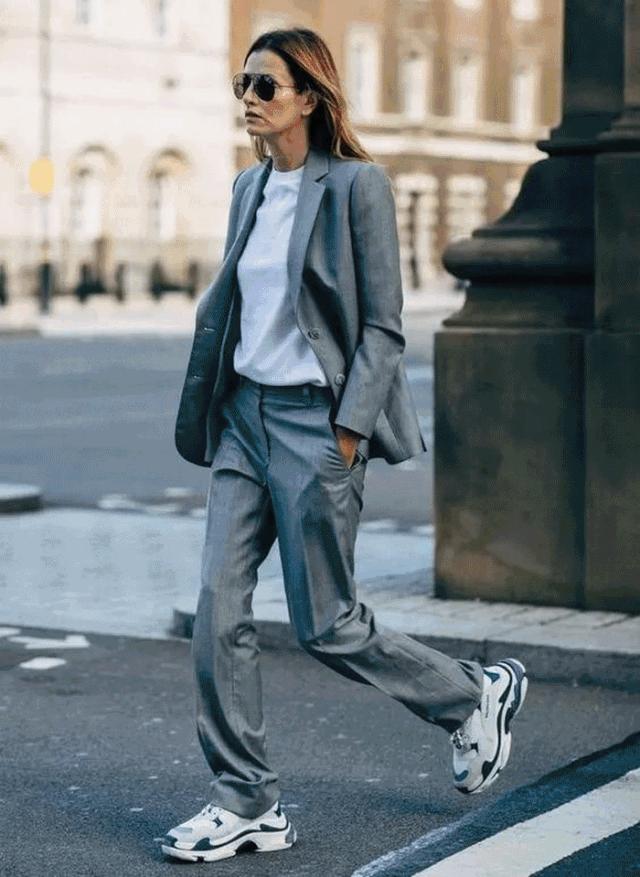 谁说小白鞋土这样穿又酷又美,2021流行的小白鞋显瘦又百搭