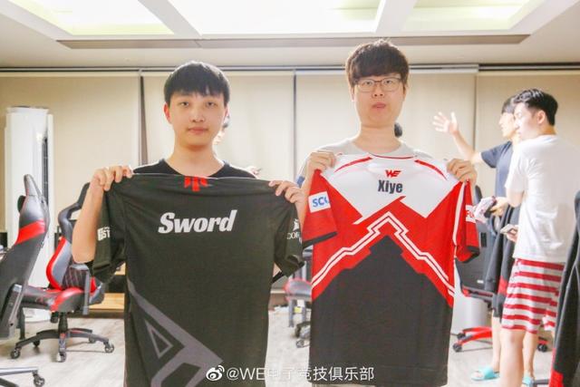 WE0：2RNG！粉丝：所以你们去了趟韩国到底干了啥？