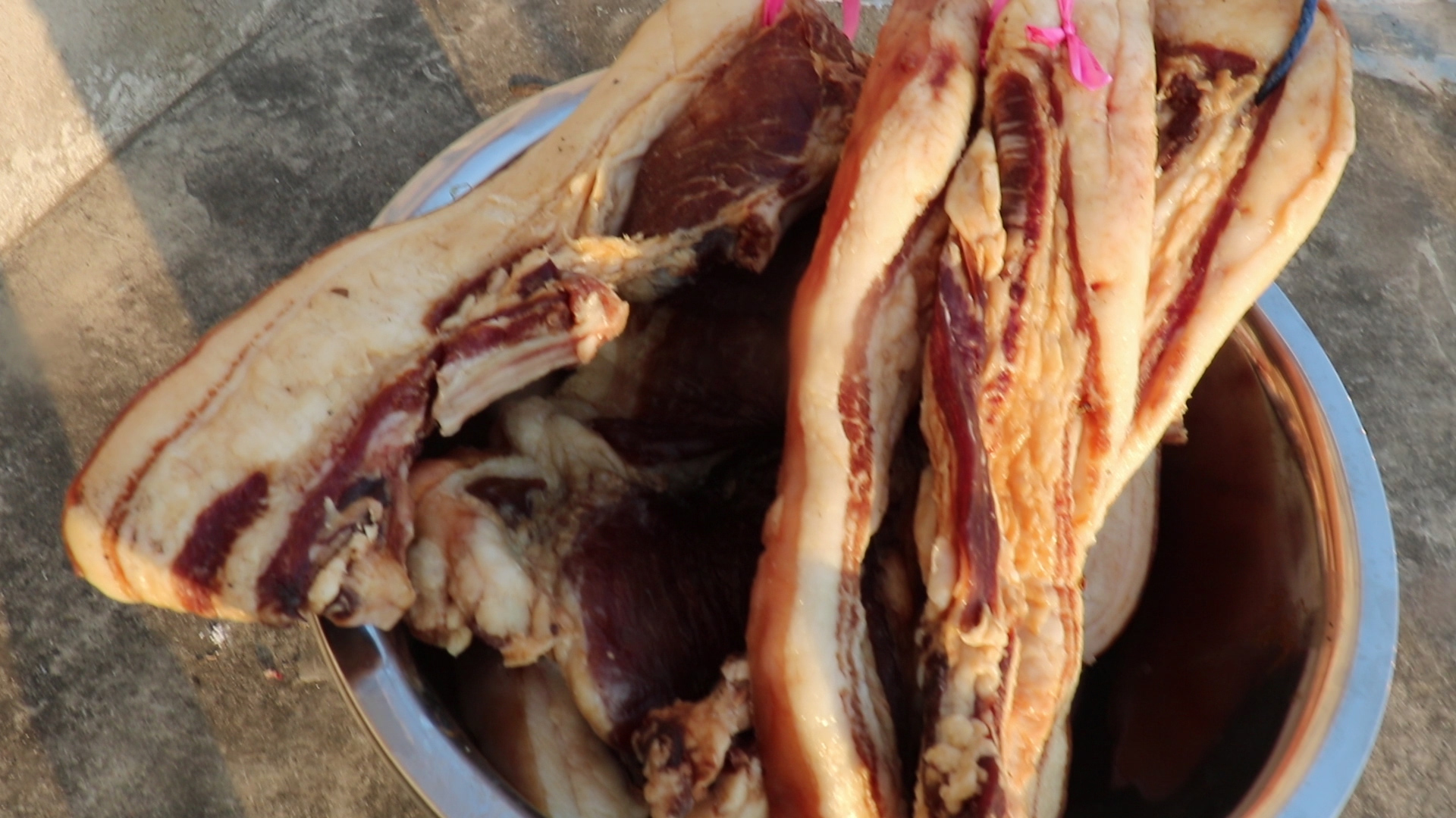 腌腊肉直接用盐腌很好吃,腌腊肉不要只放盐记住几个方法