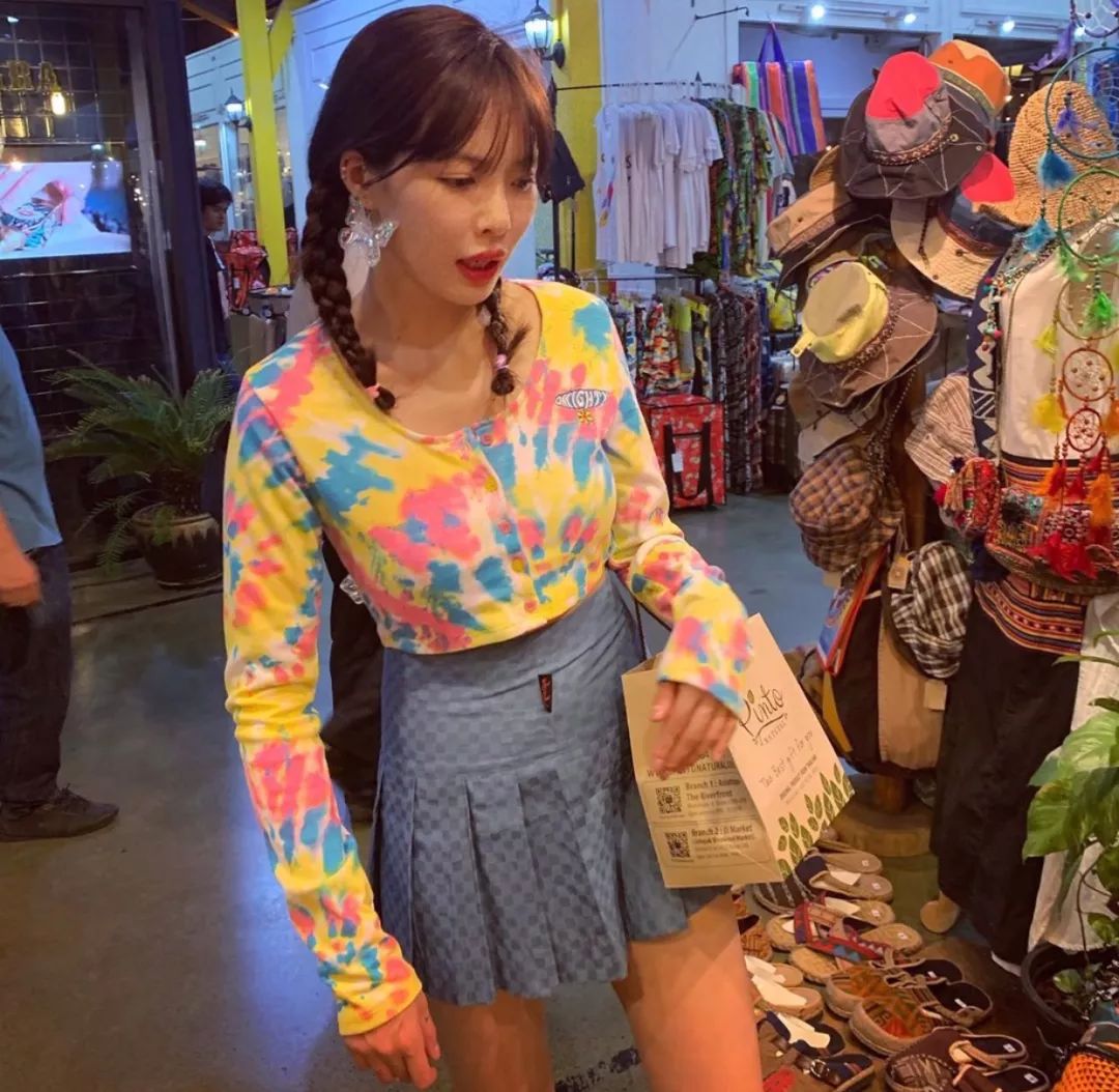 杨紫穿黑色连帽卫衣搭配,杨紫同款kk衣服