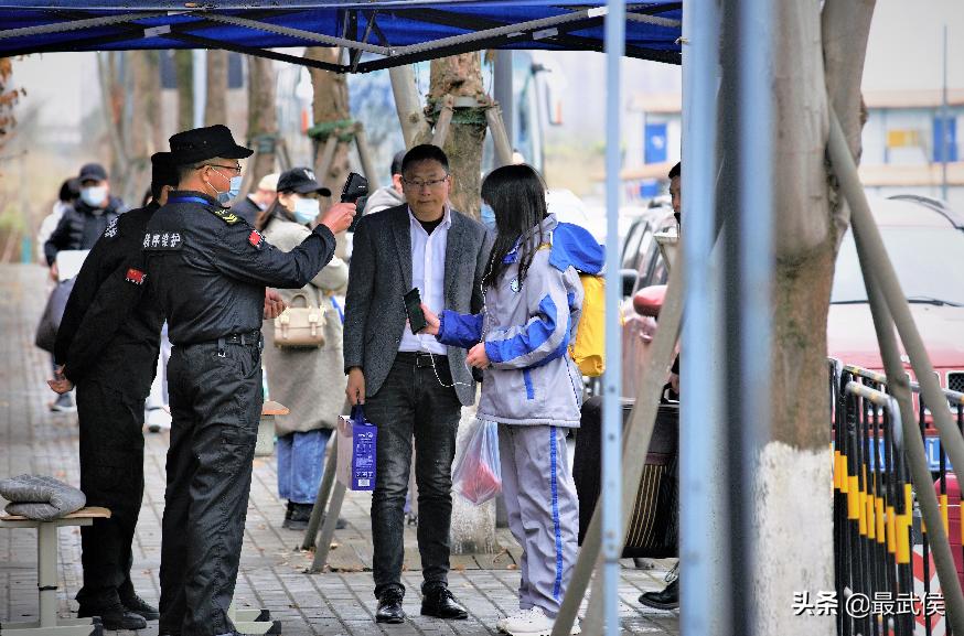 孩子开学生活步入正轨视频,开学后的校园生活