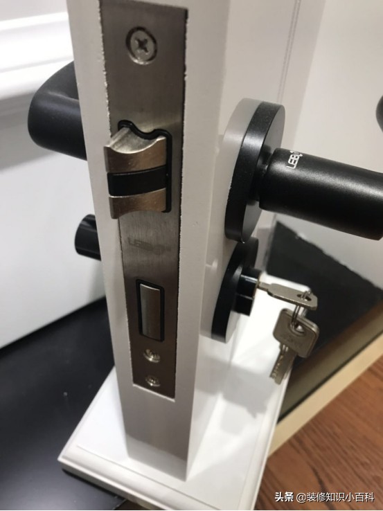 装修白色的门好还是深色的门好,家里装修用什么款式的门比较好看