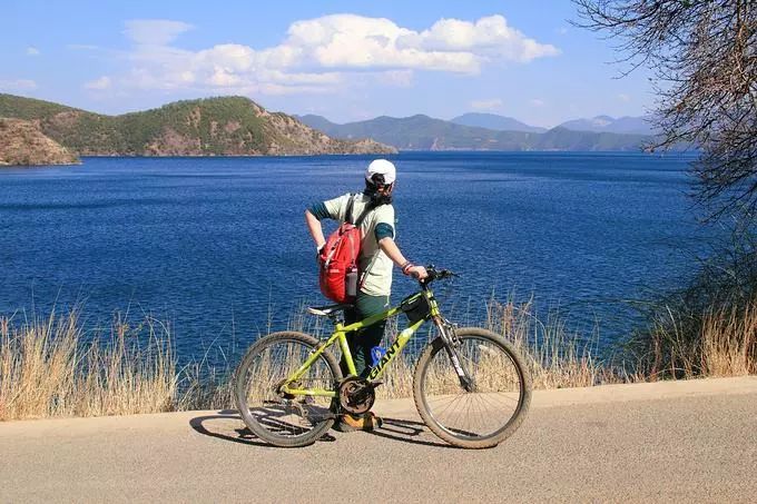 泸沽湖哪个村篝火晚会最好玩,泸沽湖好玩还是玉龙雪山好玩
