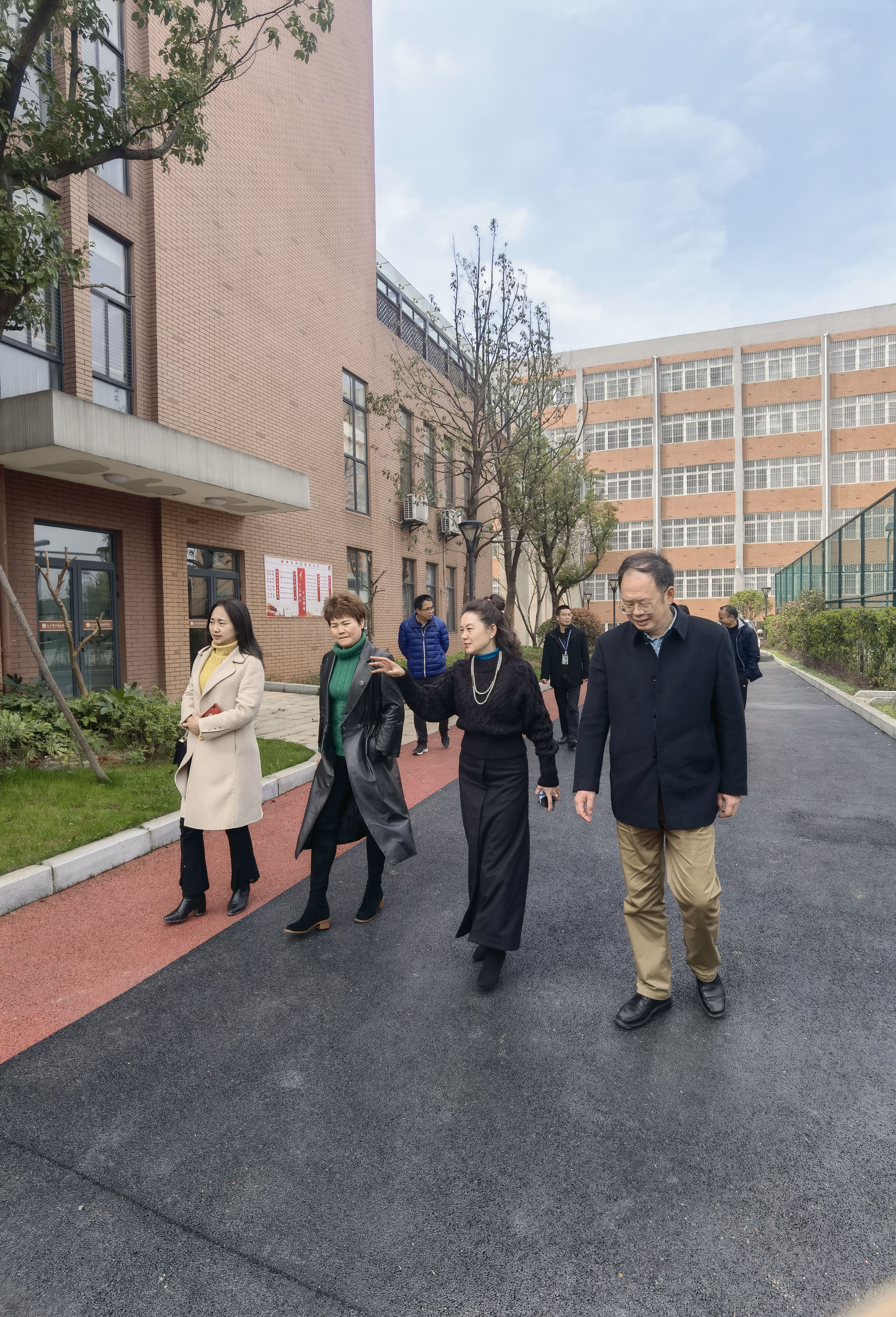 市残联领导莅临指导,残联领导来残疾儿童康复中心调研