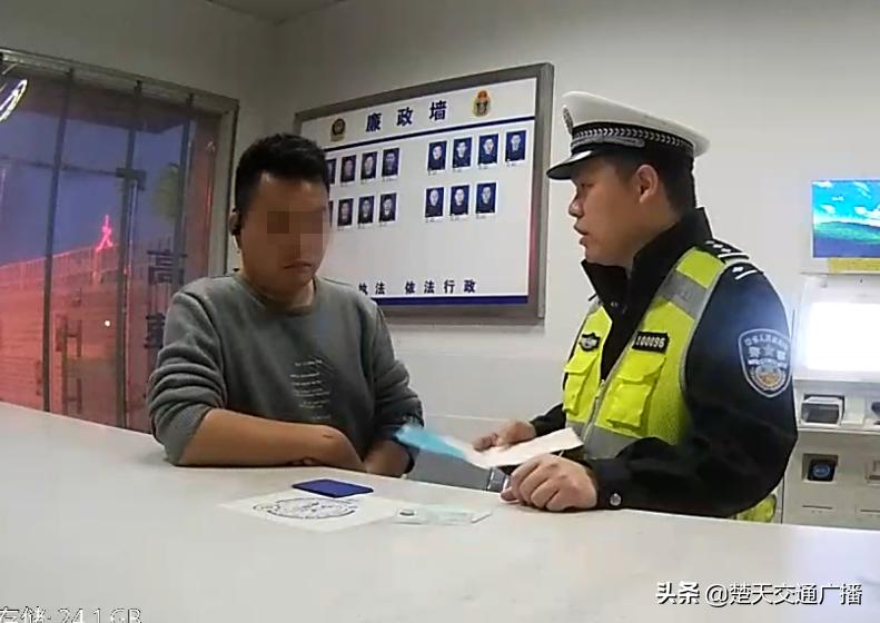 男子开报废车遇到交警,小伙开报废面包车进西藏