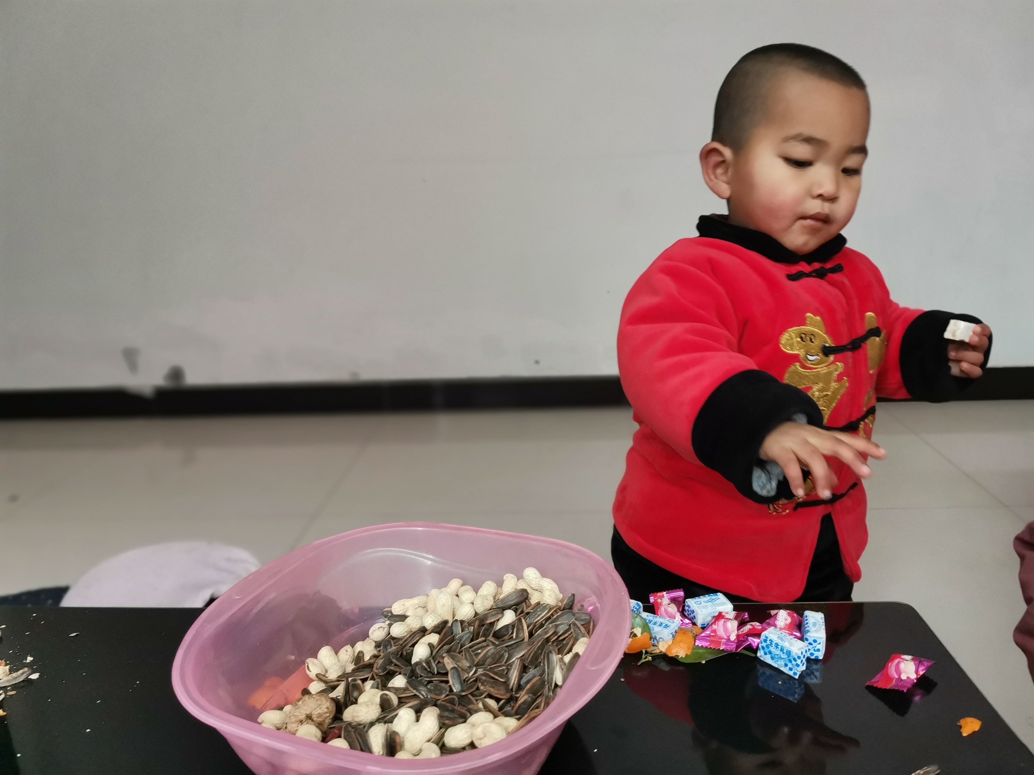 亲朋好友热情款待，孩子“吃不停”，临走还要“拿”？别馋了