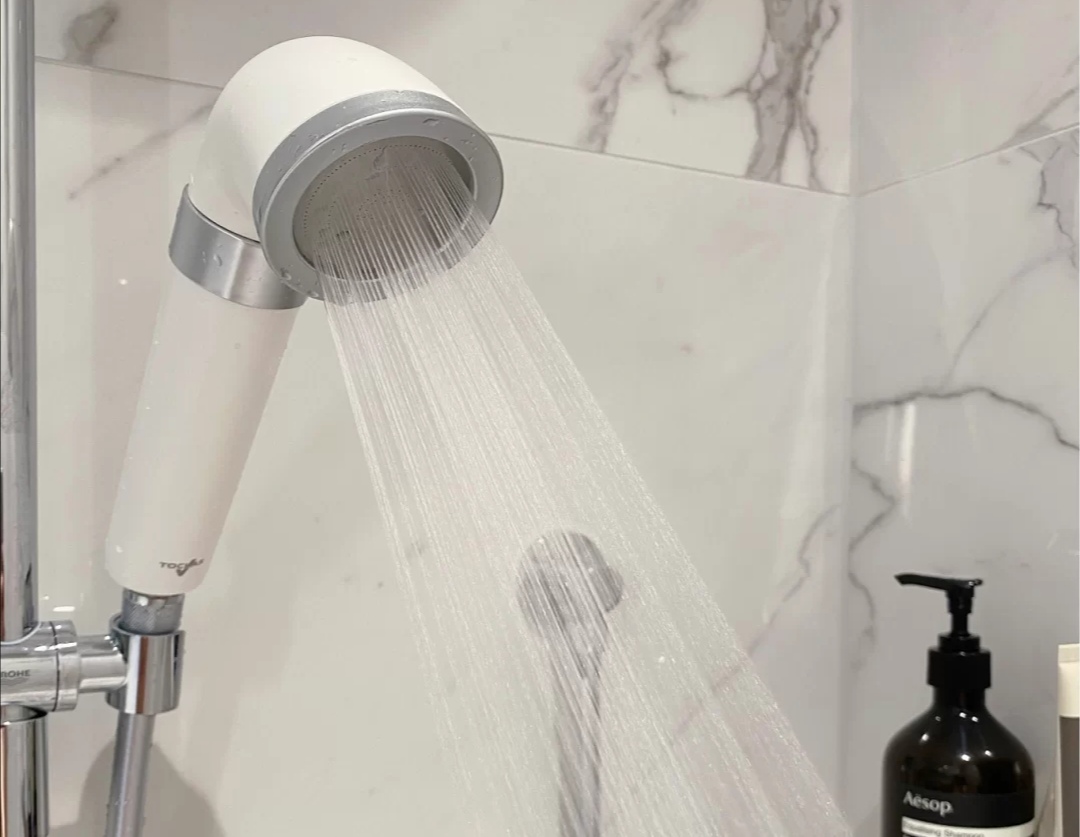 用凉水洗头对头发有危害吗,夏天用冷水洗头发还是热水洗头