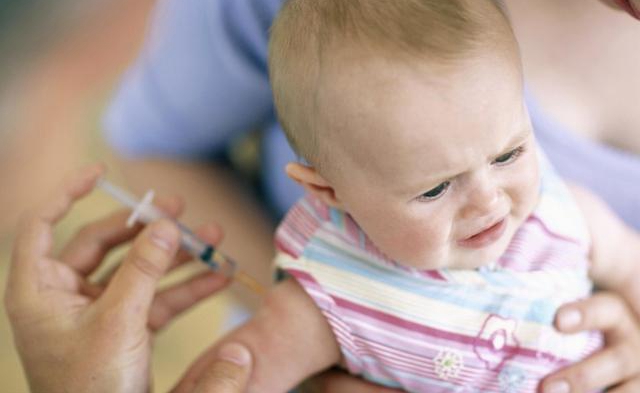 孩子输液打针哭的撕心裂肺的,小孩一打针就哭了