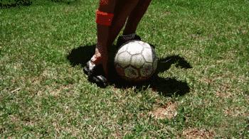 足球如何大力开脚,足球大脚开不起来怎么办