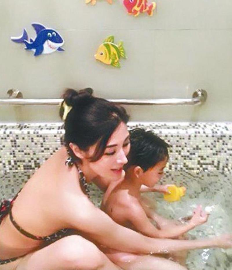 “我妈妈那里怎么不一样？”和孩子共浴的同时，也懂得要保持界限