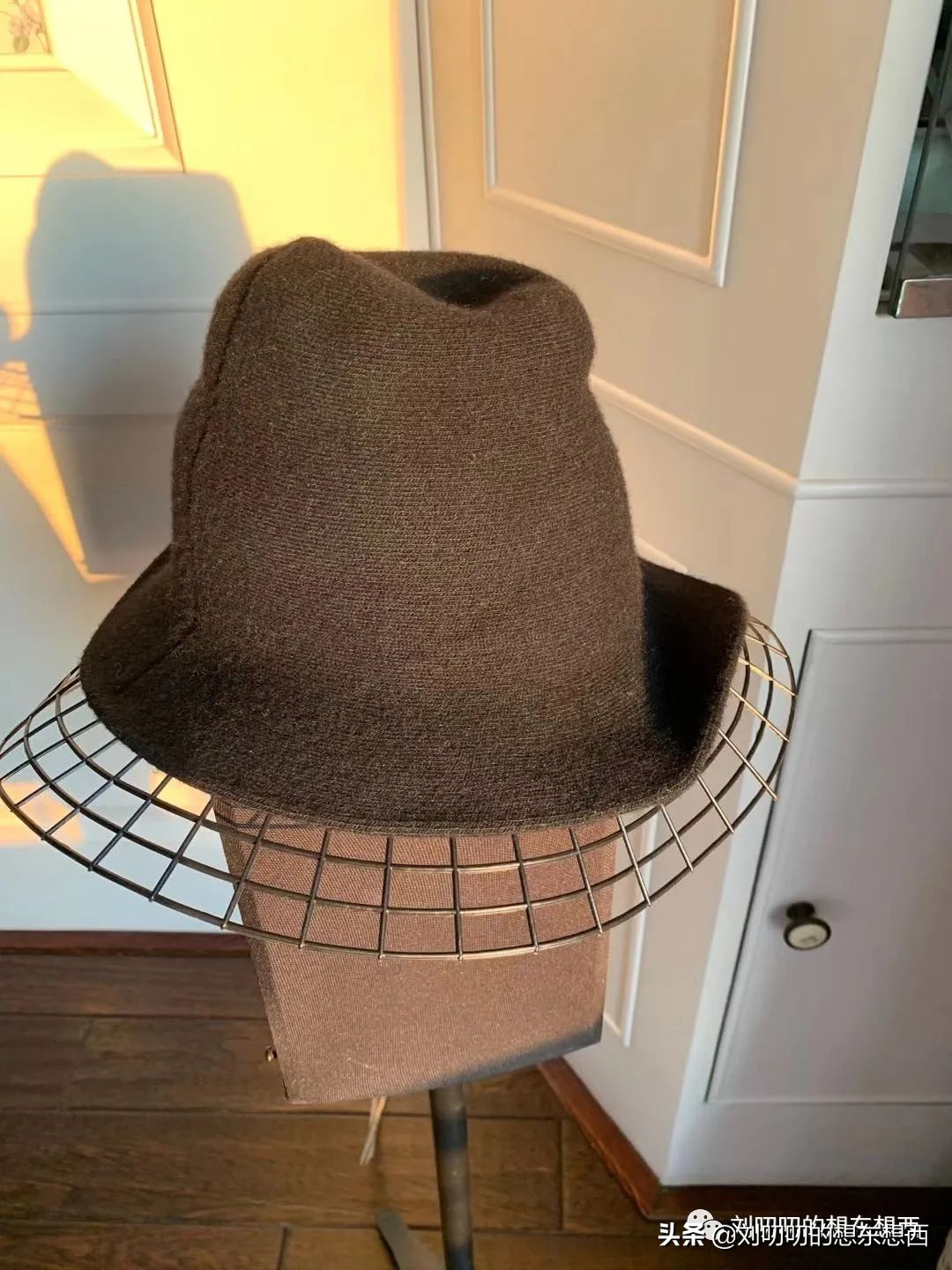 女人背厚夏天适合穿什么样的衣服,宽肩厚背的人穿什么好看