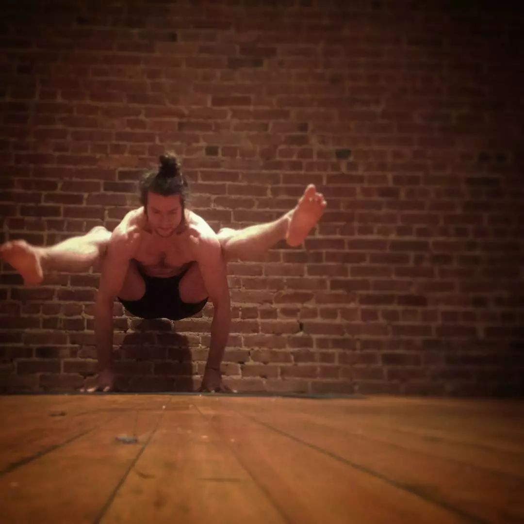 把厚外套穿了个遍，还是冻手冻脚，还差这些体式让身体“热”起来