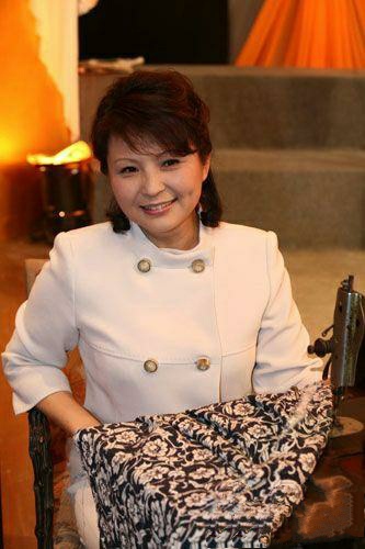 62岁李羚老年好洋气，穿驼色大衣搭旗袍端庄文雅，真是美到老呀