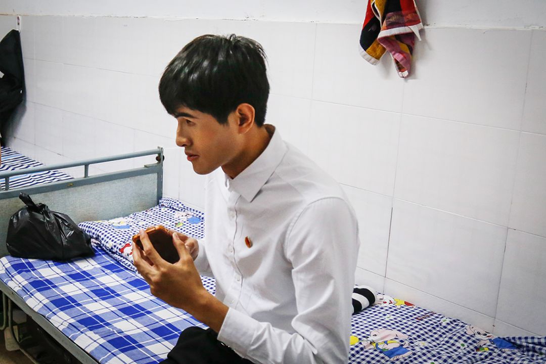 这个盲人不一般,用手机贼溜,淘宝购物、八块腹肌、参加足球比赛样样在行