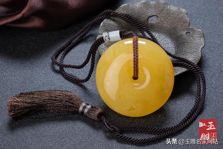 鸡油蜜蜡的收藏价值大,蜜蜡中的鸡油黄蜜蜡到底是什么