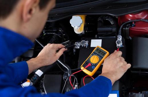 汽车没电打不着火，先别叫拖车，教你几招，不怕车子“趴路上”