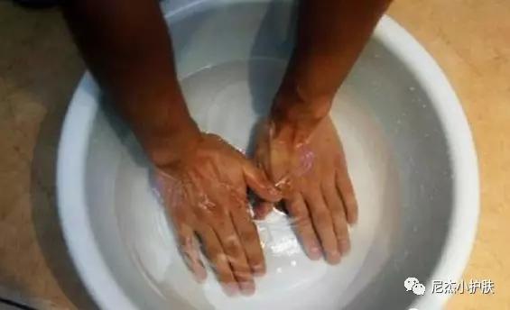 手粗糙怎么办教你一招就变好看,手部粗糙难看教你一招嫩白法