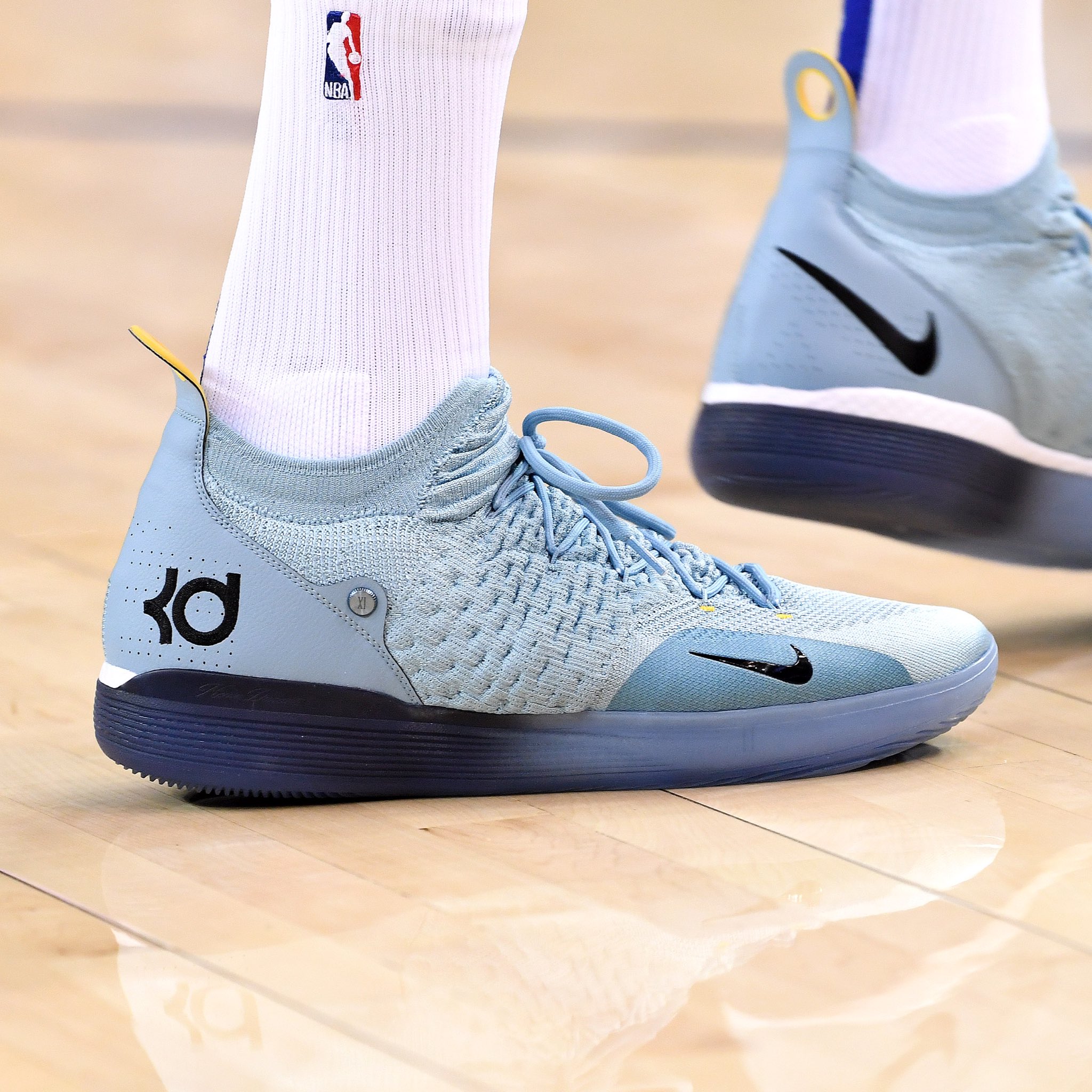 NBA今日球鞋精选：上脚两双联名款！火箭赢了，“鞋王”嗨了