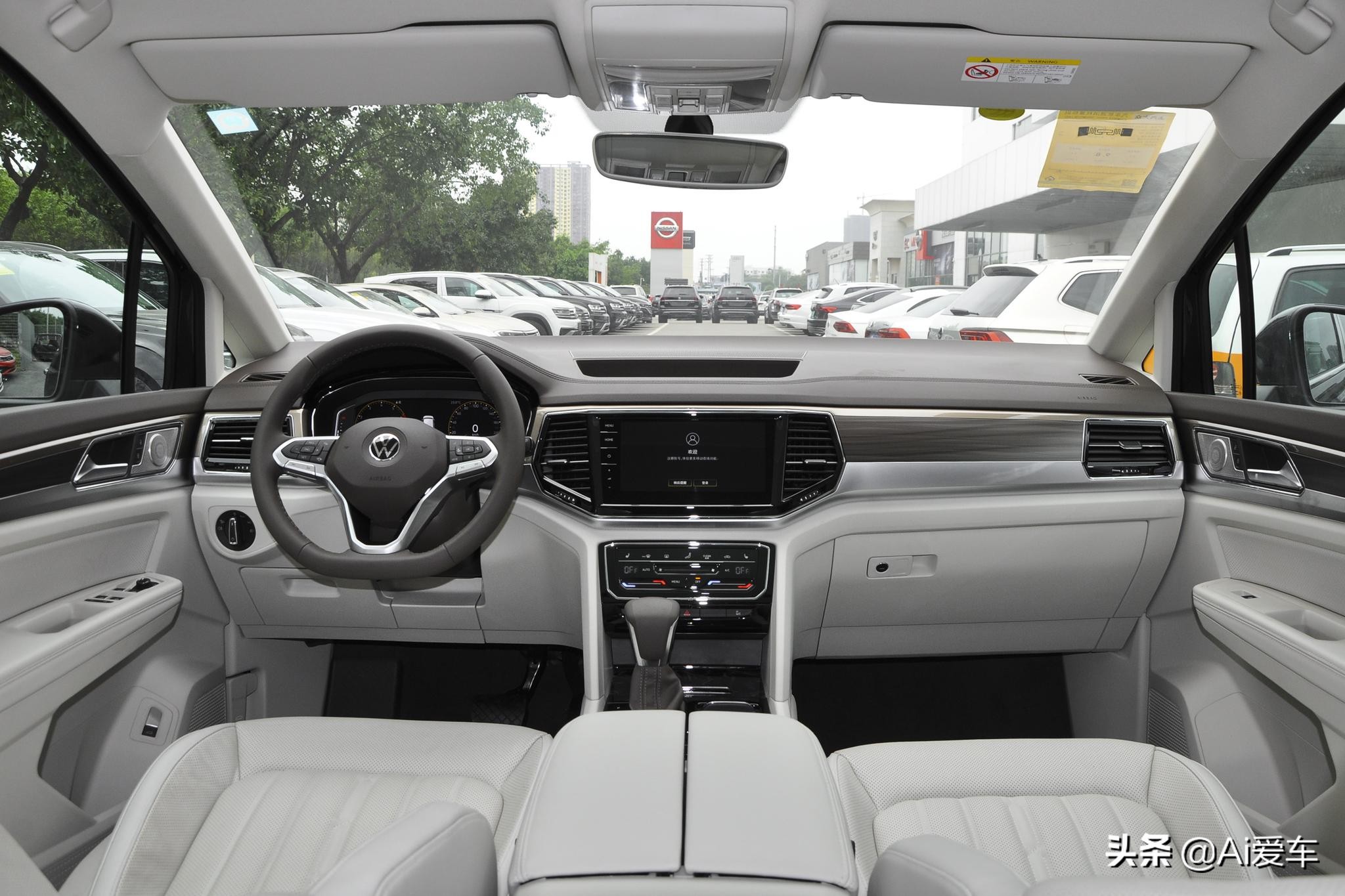 威然mpv商务车7座优缺点,大众威然四座mpv测试