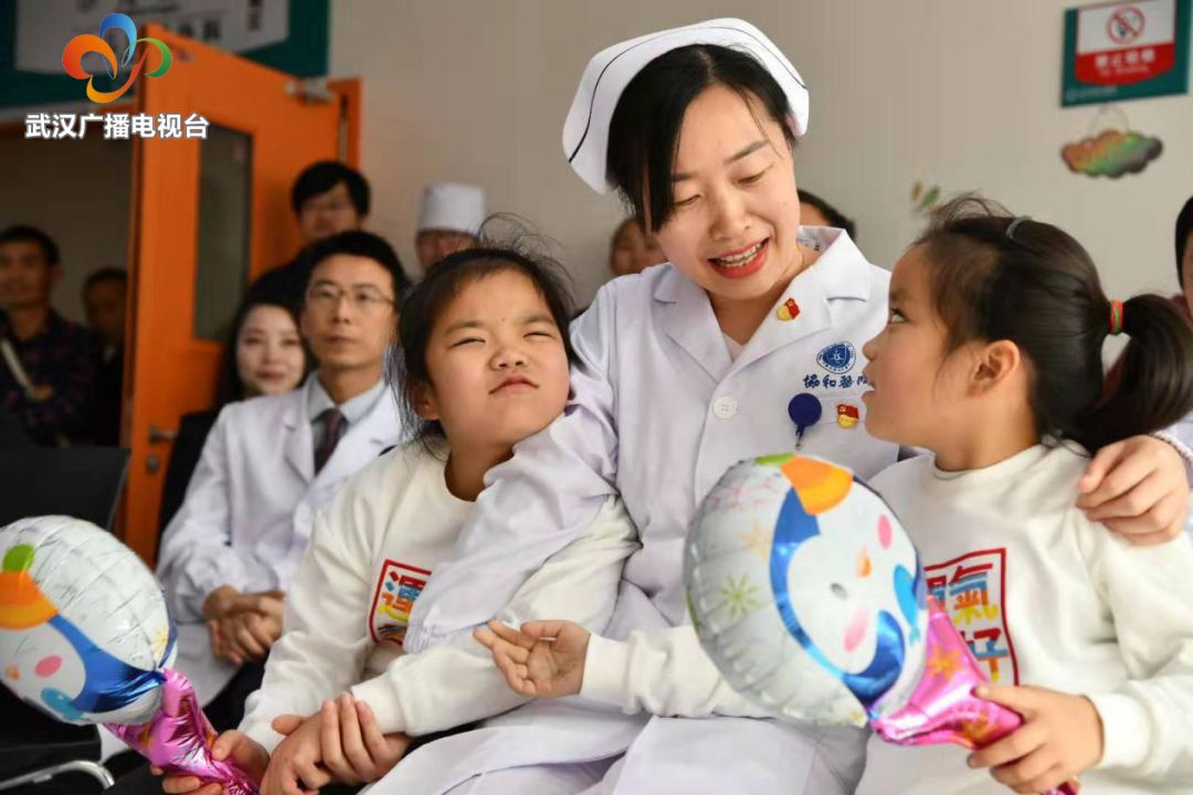 10年前的今天，这对罕见的连体女婴成功“分身”，如今她们牵手上学超暖心