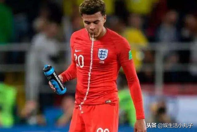 足球运动员为什么不能大量喝水,足球运动员喝水吐出来的原因揭秘