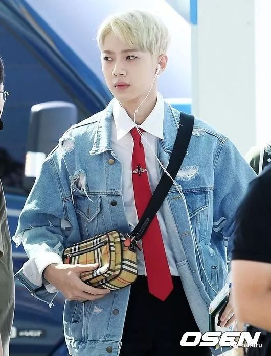 赖冠霖联名同款羽绒服,赖冠霖深蓝色西装