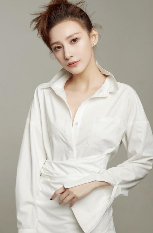 她曾18岁走秀不慎掉落泳裤：坚持走完，如今成央视美女主持人