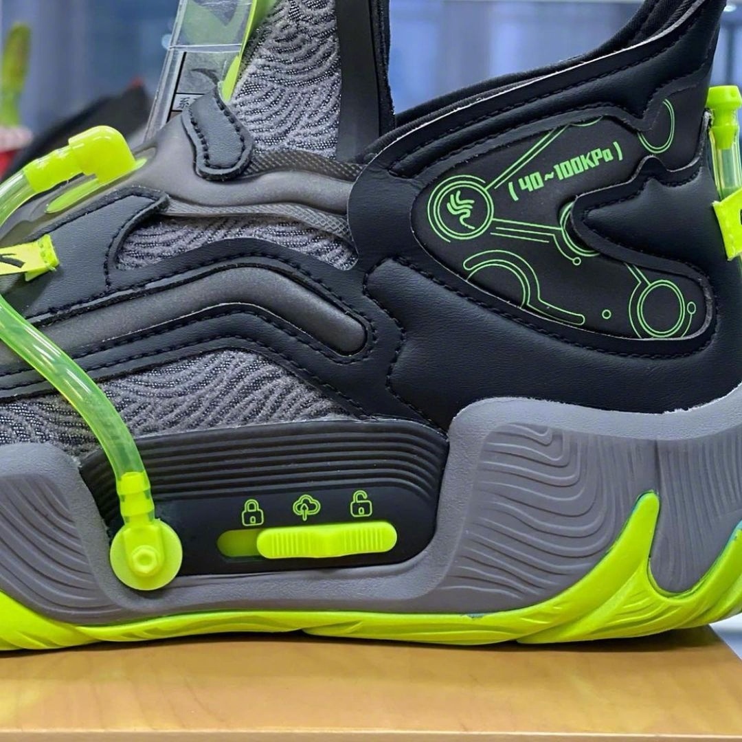 安踏充气蓄能舱篮球鞋,安踏底部有很多透气孔的鞋