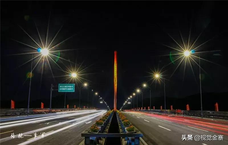 金寨城市夜晚霓虹灯璀璨,金寨山城夜景美景