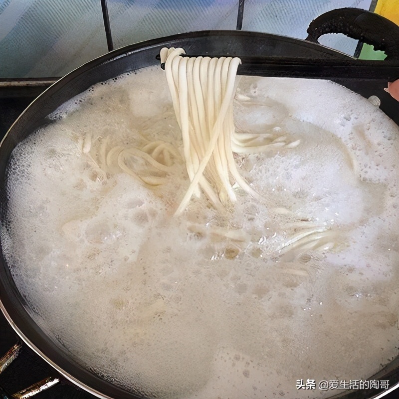 挂面怎么炒才能不会粘锅,煮挂面加盐放油防止粘锅