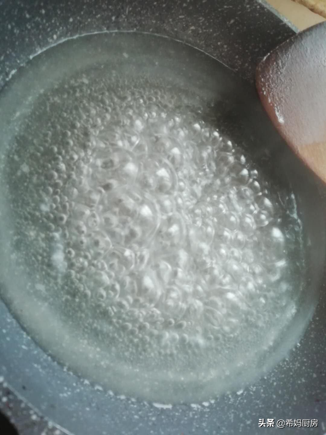 自制红糖凉粉,清凉爽口,两样食材就搞定