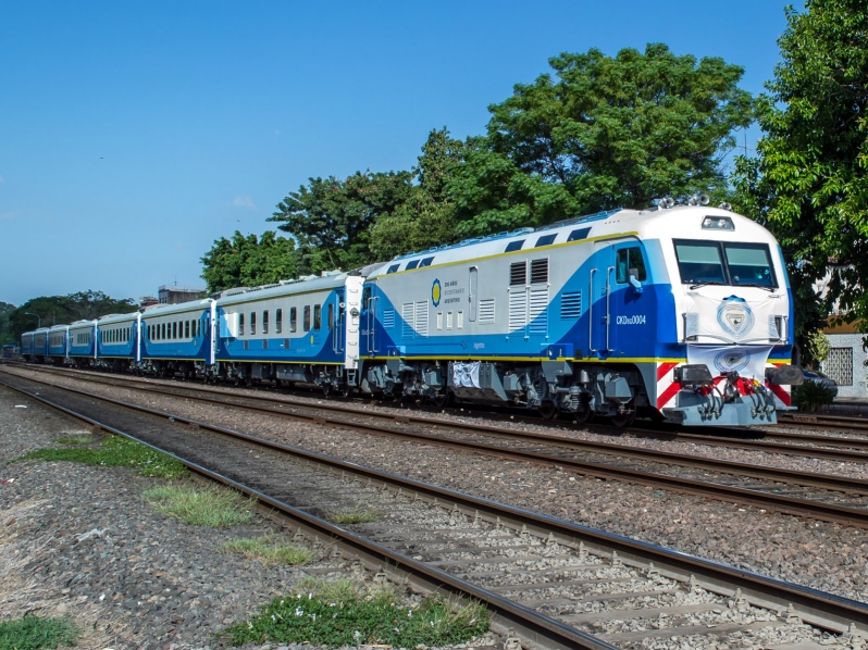 奔驰在大草原上的列车,奔驰在草原上的火车