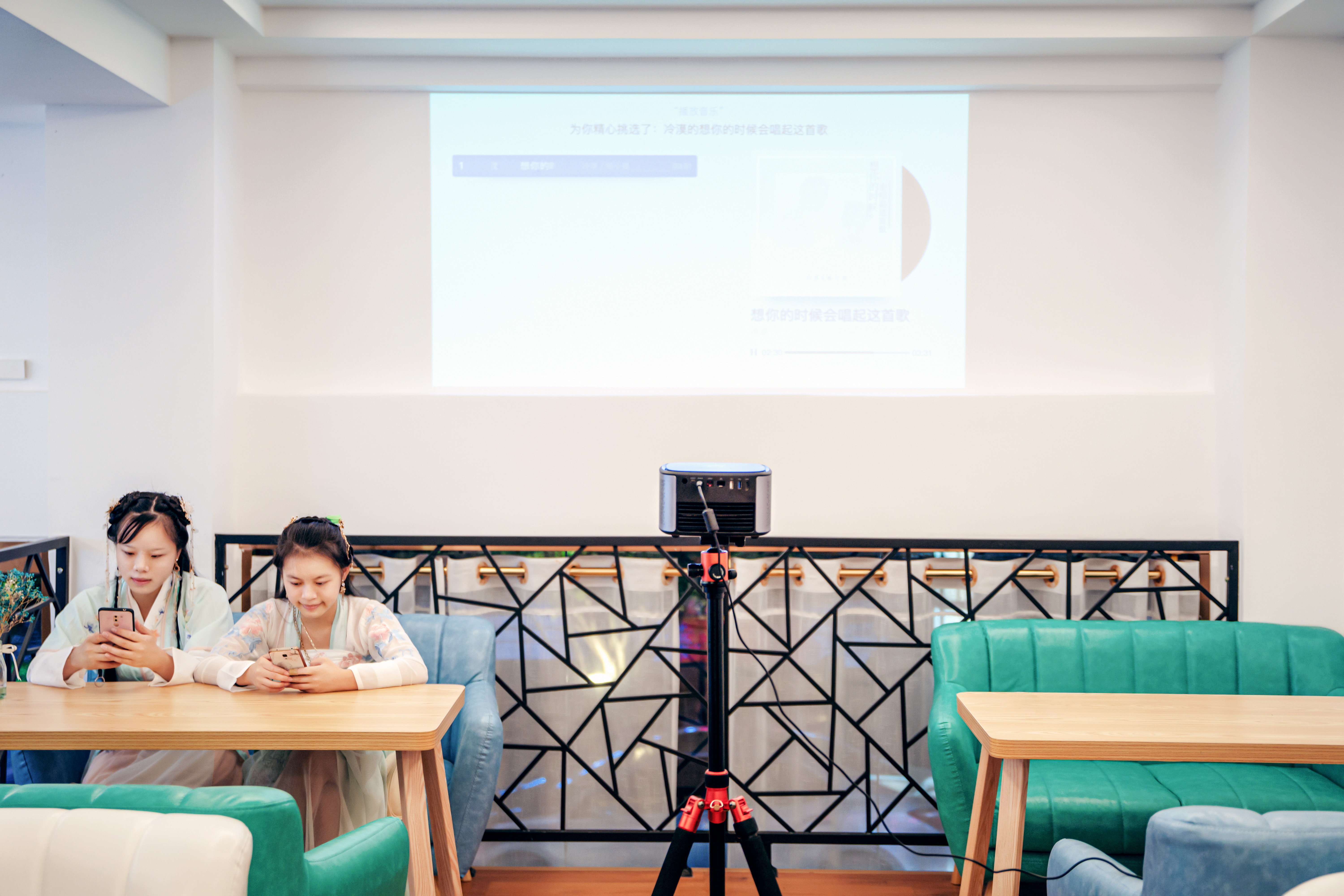 智能投影幕布,微投影坚果