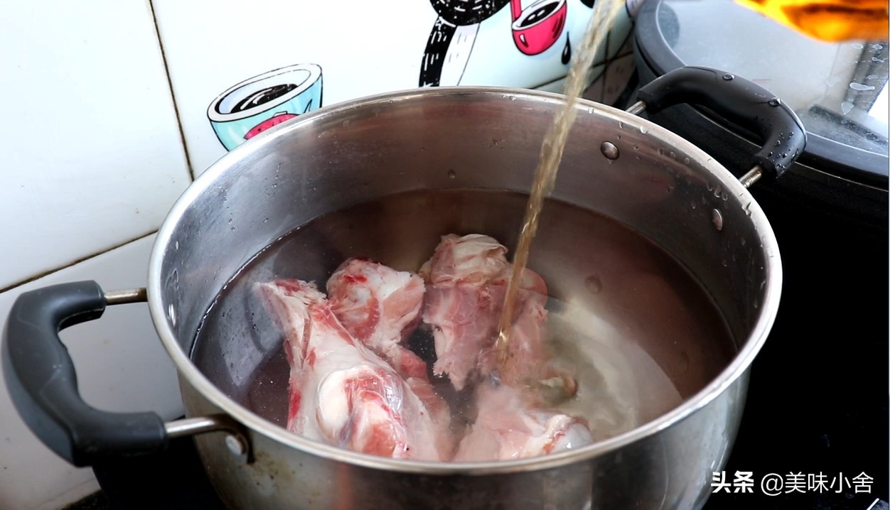 怎么做出奶白的骨头汤,怎样熬出鲜美的骨头汤