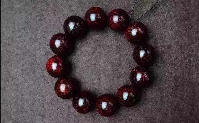 印度小叶紫檀手串最贵多少钱,小叶紫檀贵还是沉香手串贵